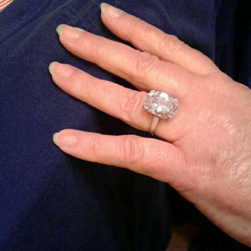 Beautiful New White Sapphire 925 Sterling Ring - Picture 5 of 8